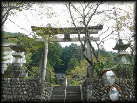 大舩神社境内を支えている玉石垣と鳥居と石燈籠