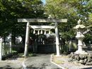 多岐神社参道に設けられた石鳥居と石燈籠